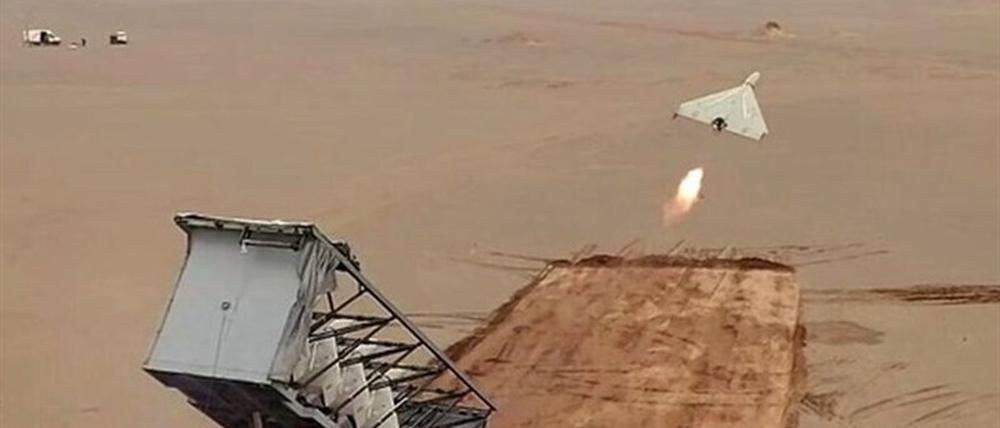 Dieses von der iranischen Nachrichtenagentur Tasnim News Agency über Zuma veröffentlichte Foto zeigt eine Drohne, die während des iranischen Großangriff auf Israel gestartet wird.  (Symbolbild).