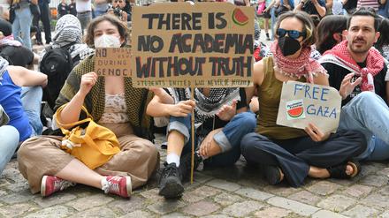 Am Freitag protestierten Menschen auf dem Gelände der Humboldt-Universität Berlin gegen den Krieg im Gazastreifen. Was denken die Berliner Studierenden darüber?