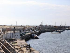  Blick auf einen beschädigten Hafen in Gaza-Stadt. 