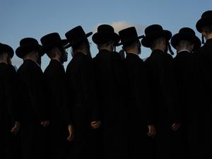 Ultraorthodoxe jüdische Männer beten auf einem Hügel in Israel.