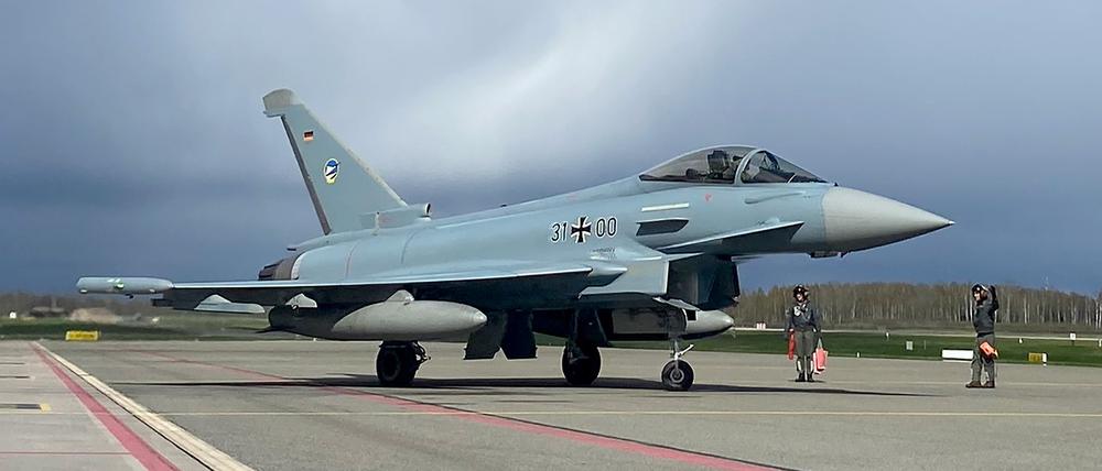 Ein Eurofighter, Kampfflugzeug der deutschen Luftwaffe, steht auf dem Rollfeld der lettischen Luftwaffenbasis Lielvarde. 