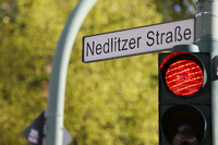 Dicht. Wegen Bauarbeiten zur Verlängerung der Tramstrecke in den Norden ist die Nedlitzer Straße gesperrt.