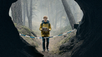 Louis Hofmann mit der berühmten gelben Regenjacke in einer Szene der deutschen Netflix-Serie "Dark" (Staffel 1). Die dritte Staffel ist seit dem Wochenende bei dem Streaminganbieter zu sehen. 