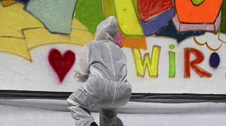 01.06.2023, Berlin: Eine neu eröffnete Geflüchtetenunterkunft für unbegleitete minderjährige Flüchtlinge in Charlottenburg bietet eine Vielzahl von Freizeitangeboten. Hier findet ein Graffiti-Workshop statt. Foto: Jens Kalaene/dpa +++ dpa-Bildfunk +++