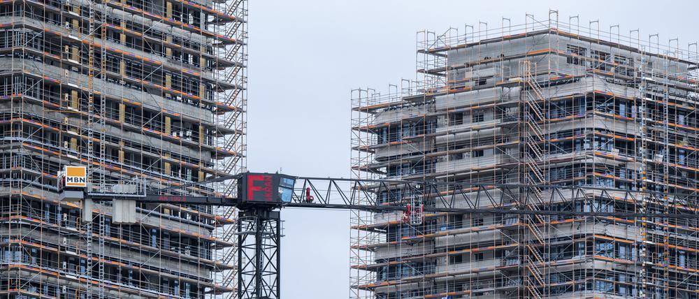 Baustelle in Berlin: Für Wohnungen in den sieben größten Metropolen mussten Käufer im Schnitt 6,4 Prozent weniger zahlen.