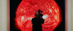 Neue Ausstellung "Sonne. Die Quelle des Lichts in der Kunst" im Museum Barberini in Potsdam.
Katharina Sieverding, "Die Sonne um Mitternacht schauen", NASA 2011-2014