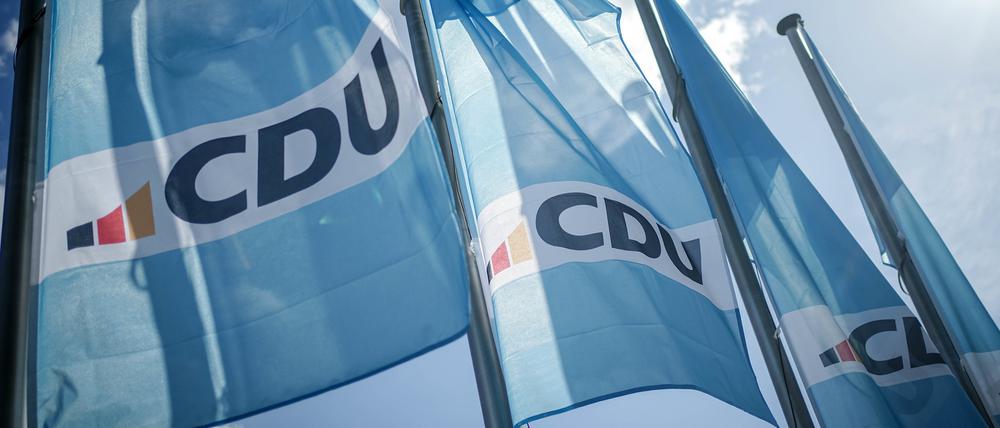 Die neuen CDU-Fahnen vor dem Konrad-Adenauer-Haus verkünden von einem programmatischen Aufbruch der Christdemokraten. 