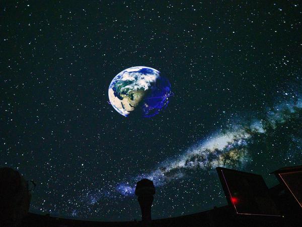 Sternensagen und das Sonnensystem: Im Urania-Planetarium gibt es diverse Programme für verschiedene Altersgruppen.