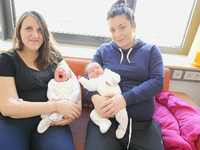 Franziska (links) mit Sohn Lino und Casper Can auf dem Arm von Mutter Yasmin.