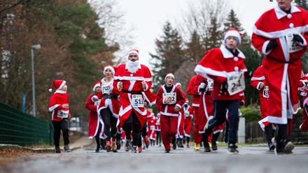 Teilnehmer laufen beim Nikolaus-Lauf mit Nikolaus Kostümen durch Michendorf. Bereits zum fünfzehnten Mal trafen sich kostümierte Läufer am 2. Advent zum Lauf in der brandenburgischen Gemeinde. 