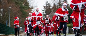 Teilnehmer laufen beim Nikolaus-Lauf mit Nikolaus Kostümen durch Michendorf. Bereits zum fünfzehnten Mal trafen sich kostümierte Läufer am 2. Advent zum Lauf in der brandenburgischen Gemeinde. 