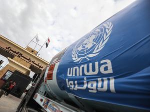 Ein Tankwagen des Hilfswerks der Vereinten Nationen für Palästina-Flüchtlinge im Nahen Osten (UNRWA) steht in der Schlange, um vom Grenzübergang Rafah in die palästinensischen Gebiete zu gelangen (Archivfoto).