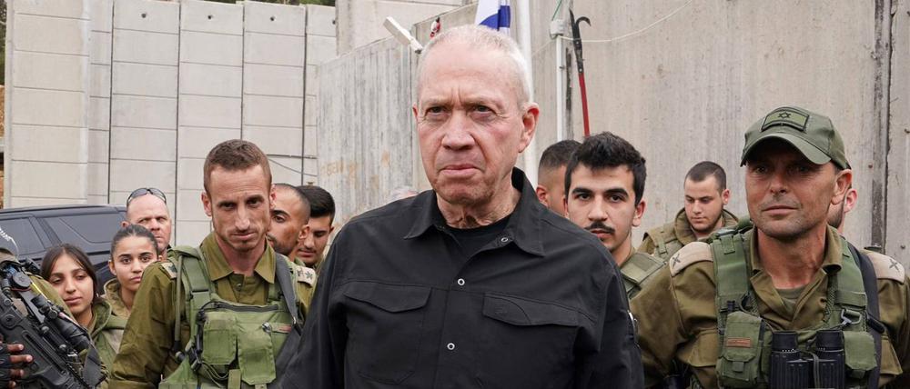 Der israelische Verteidigungsminister Yoav Gallant besucht die Nordgrenze Israels. 