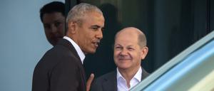 Der ehemalige US-Präsident Barack Obama wird von Bundeskanzler, Olaf Scholz am Bundeskanzleramt verabschiedet.