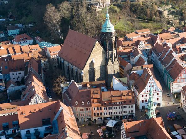 Die Altstadt von Pirna mit dem Rathaus (vorne) und der Marienkirche (Luftaufnahme mit einer Drohne).