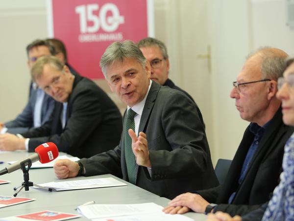 Oberlin-Vorstand Matthias Fichtmüller (Mitte) nahm den Expertenbericht am Freitag entgegen. 