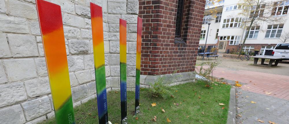Stelen in Regenbogenfarben erinnern auf dem Oberlin-Gelände in Babelsberg an die vier Opfer der Gewalttat. 
