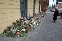 Vor dem Saldern-Haus haben Angehörige und Anwohner Blumen und Kerzen niedergelegt. 