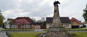 Blick auf ein Denkmal der Gefallenen des Ersten Weltkrieges am 24.04.2014 im Oderbruchort Neutrebbin