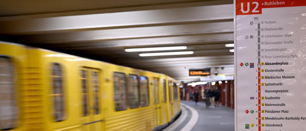 Eine Tafel am U-Bahnhof Alexanderplatz zeigt den vollständigen Verlauf der U-Bahnlinie U2 zwischen Pankow und Ruhleben.  