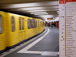  Eine Tafel am U-Bahnhof Alexanderplatz zeigt den vollständigen Verlauf der U-Bahnlinie U2 zwischen Pankow und Ruhleben.  