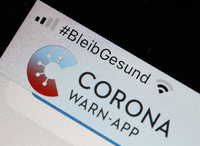 Die offizielle Corona-Warn-App zeigt auf einem Smartphone eine Risiko-Ermittlung an. 