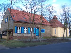 Alte Schule und Kirche in Berlin-Müggelheim.