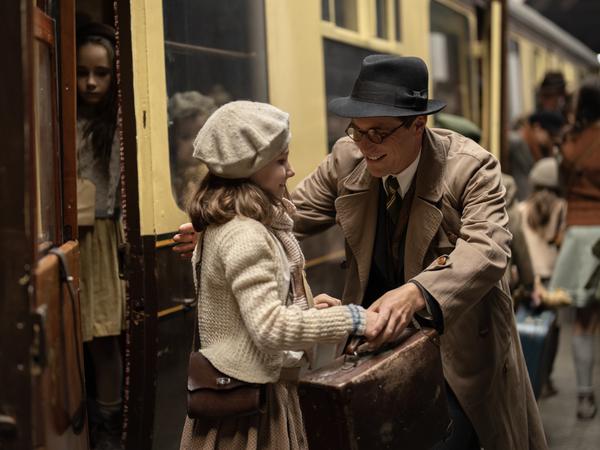 Dramatische Szenen am Prager Bahnhof. Winton rettet mit seinen Kindertransporten 669 jüdische Geflüchtete.
