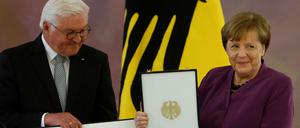 Frank-Walter Steinmeier überreicht den Verdienstorden an ehemalige Kanzlerin Angela Merkel.