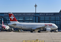 Bis so eine Maschine abhebt, müssen viele Leute Hand anlegen: ein Passagierflugzeug der Fluggesellschaft Swiss Air am Hauptstadtflughafen Berlin-Brandenburg (BER).