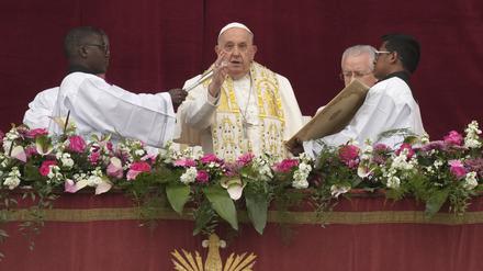 Papst Franziskus erteilte wie üblich den Segen „Urbi et Orbi“ am Ostersonntag von der zentralen Loge des Petersdoms.