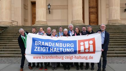  Bündnis "Brandenburg zeigt Haltung!" ruft für Demokratie und Zusammenhalt auf. Fotos: Katharina Golze
Haltung2301