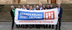  Bündnis "Brandenburg zeigt Haltung!" ruft für Demokratie und Zusammenhalt auf. Fotos: Katharina Golze
Haltung2301