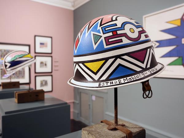 Blick in Esther Mahlangus Ausstellung „ „Then I Knew I Was Good at Painting” in Kapstadt.