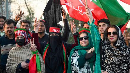 Unterstützer von Ex-Premier Khan protestieren gegen das Wahlergebnis.