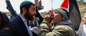 Der israelische Abgeordnete Tzvi Sukkot (li.) von Partei „Religiöser Zionismus“ in einer Auseinandersetzung mit Demonstranten, die am Ortseingang des palästinensischen Ortes Huwara gegen Siedlergewalt  protestieren.
