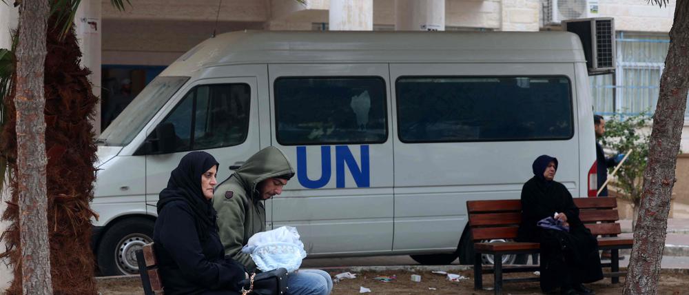 Palästinensische Geflüchtete warten in Rafah vor einem UNRWA-Wagen.
