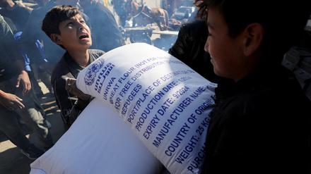Hilfslieferungen wie hier Mehl sind für die Menschen in Gaza überlebenswichtig.