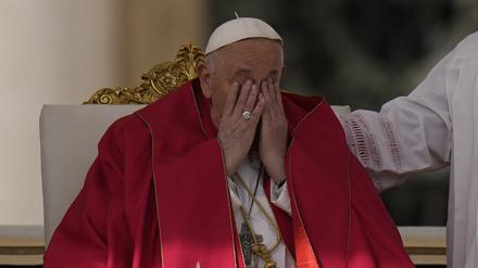 Papst Franziskus auf dem Petersplatz, um die Palmsonntagsmesse im Vatikan zu feiern.