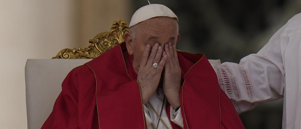 Papst Franziskus auf dem Petersplatz, um die Palmsonntagsmesse im Vatikan zu feiern.