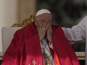 Erschöpft und müde: Papst Franziskus (87) kommt auf dem Petersplatz an, um die Palmsonntagsmesse im Vatikan zu feiern. 