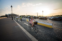 Mit dem Fahrrad geht's in Paris mitunter schneller voran als mit dem Auto.