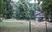 Um den Park an der maroden Villa Schlieffen war 2015 ein Streit entbrannt. Im Frühjahr soll er zum Teil wieder zugänglich sein.