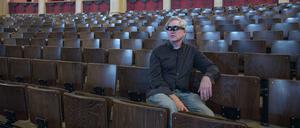 Jay Scheib, Regisseur der Neuproduktion des «Parsifal», sitzt mit einer Augmented Reality (AR) Brille im Zuschauerraum des Festspielhauses. Mit Scheibs Inszenierung betreten die Bayreuther Festspiele in diesem Jahr Neuland. 