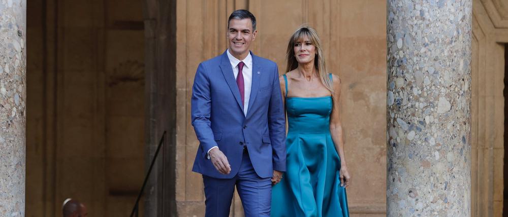 Pedro Sanchez (l.), Regierungschef von Spanien, und seine Ehefrau Begoña Gómez gehen in der Alhambra beim Gipfeltreffen der Europäischen Politischen Gemeinschaft zum Abendessen. (Archivbild)