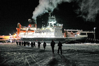 Das Forschungschiff "Polarstern" an der Eisscholle. 