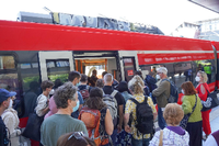 Andrang an einem Regionalzug am Bahnhof Gesundbrunnen in Berlin am Pfingstsonntag