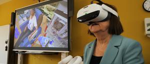 So lernt man heute: Gesundheitsministerin Ursula Nonnemacher (Grüne) schaut sich in der Pflegeschule in Beelitz mit der 3D-Brille einen Patienten an.  