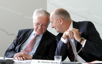 Brandenburgs Ministerpräsident Dietmar Woidke im Gespräch mit Stolpe während einer Pressekonferenz im August 2015.