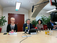 Pressekonferenz am Sonntag mit Amtsärztin Kristina Böhm, Oberbürgermeister Mike Schubert (SPD) und Bildungsbeigeordneter Noosha Aubel (parteilos, v.l.)